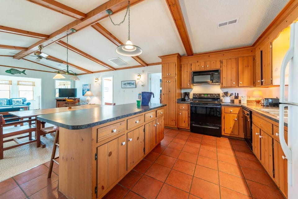 Bowen. Hot Tub, Pets OK, Well Maintained, Short Walk to Beach, WiFi House in Duck