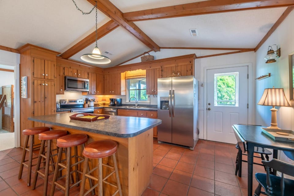Bowen. Hot Tub, Pets OK, Well Maintained, Short Walk to Beach, WiFi House in Duck