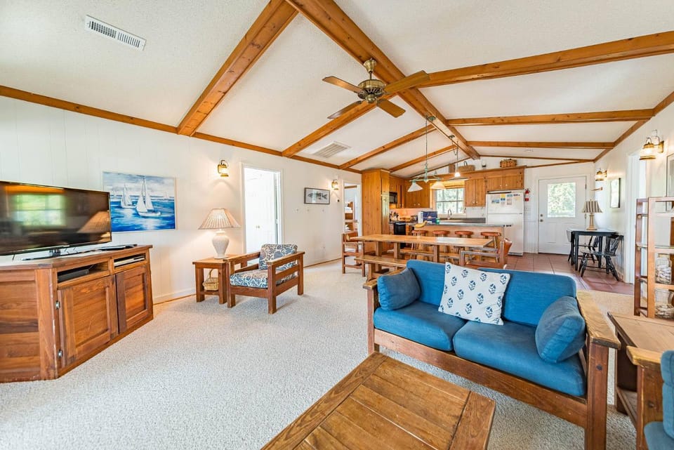 Bowen. Hot Tub, Pets OK, Well Maintained, Short Walk to Beach, WiFi House in Duck