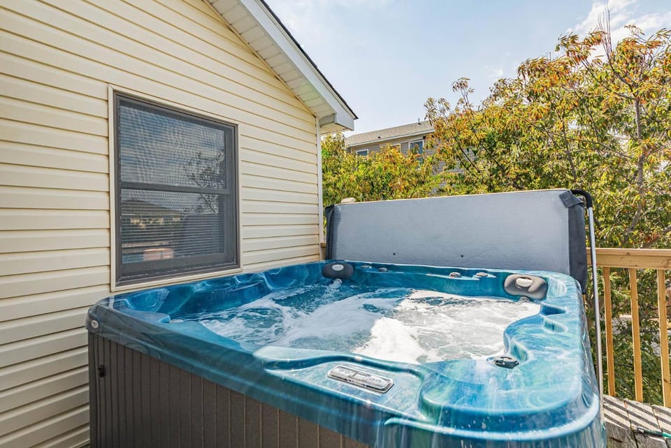 Bowen. Hot Tub, Pets OK, Well Maintained, Short Walk to Beach, WiFi House in Duck