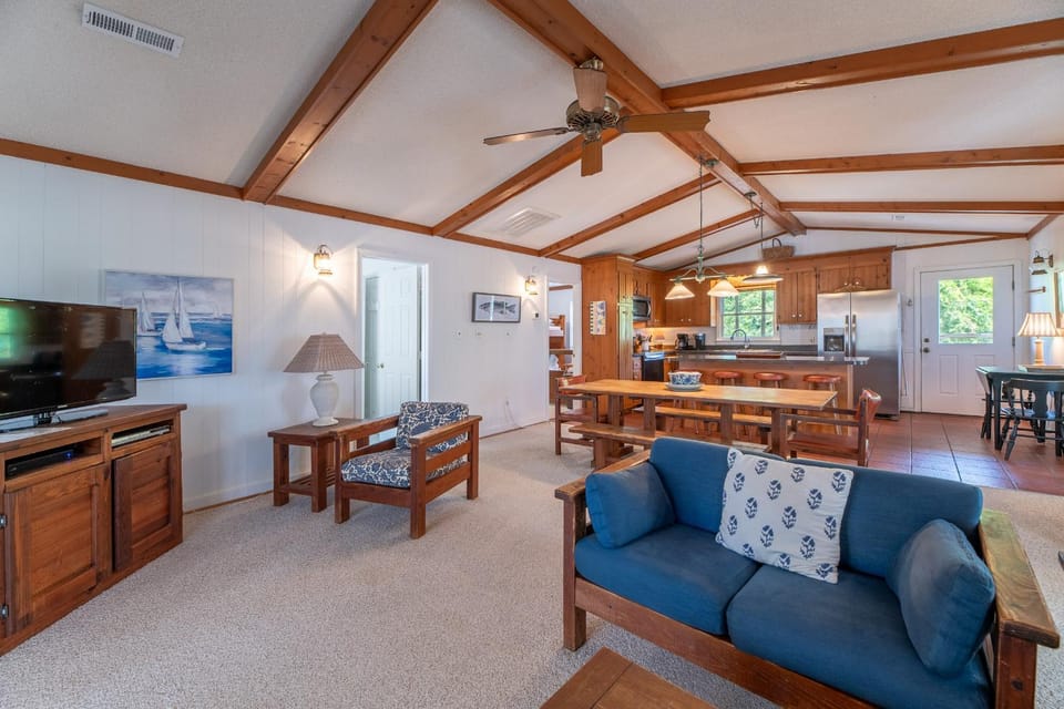 Bowen. Hot Tub, Pets OK, Well Maintained, Short Walk to Beach, WiFi House in Duck