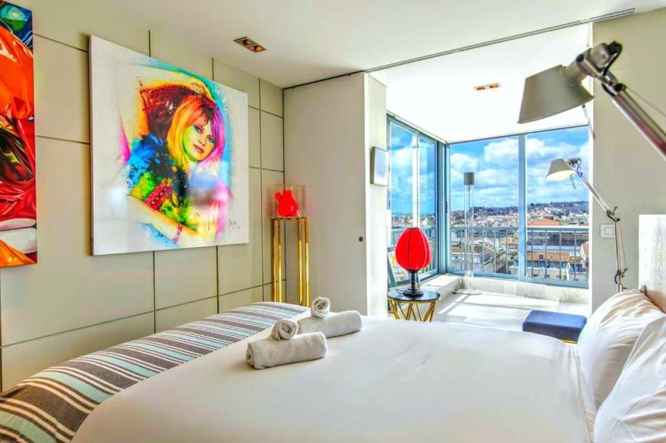 Photo of the whole room, City view