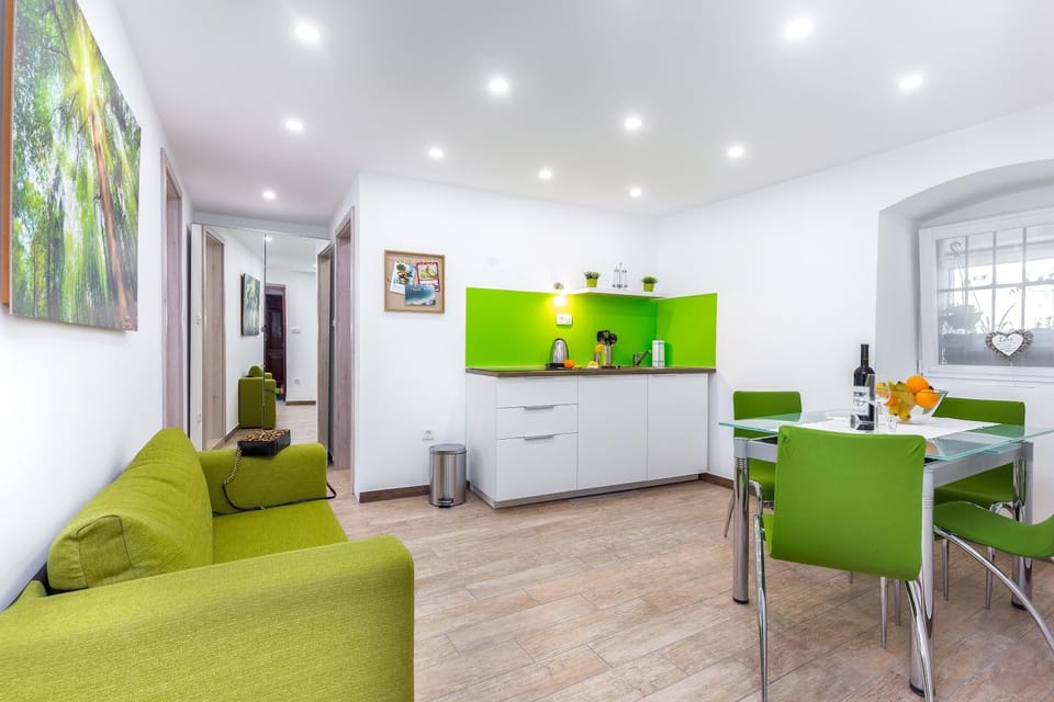 Kitchen or kitchenette, Seating area
