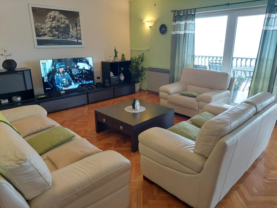 Communal lounge/ TV room, TV and multimedia, locker