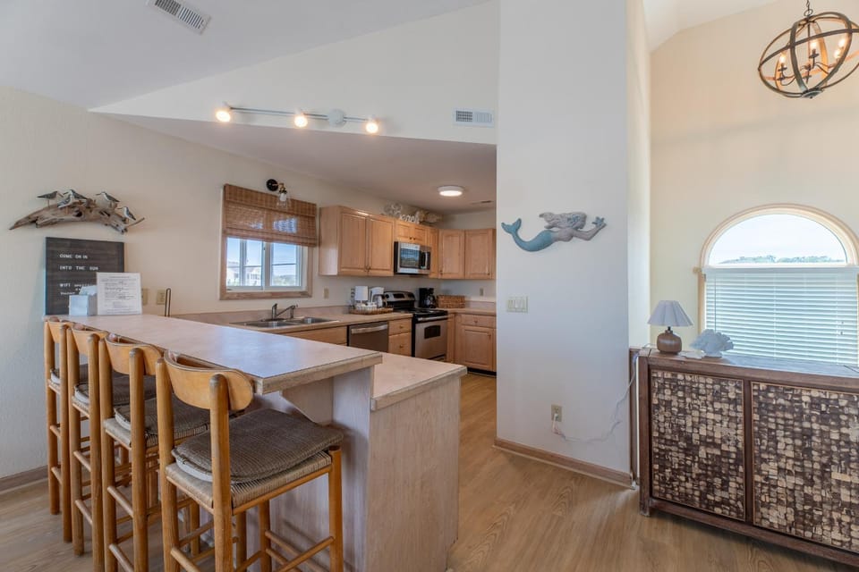 Into the Sun - Corolla, Villages at Ocean Hill, 75 Yds to Beach, Hot Tub, Community Pool, Pets OK, Flex Stays House in Corolla