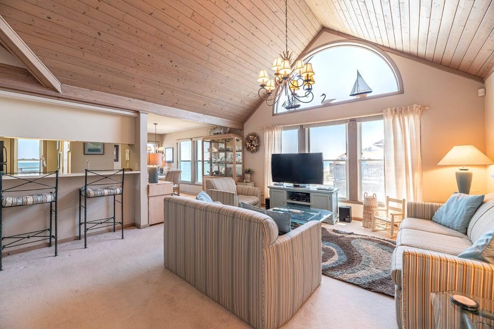 Ocean Song - 2 Bedroom Oceanfront Penthouse Condo in Kill Devil Hills, Spacious Layout House in Kill Devil Hills