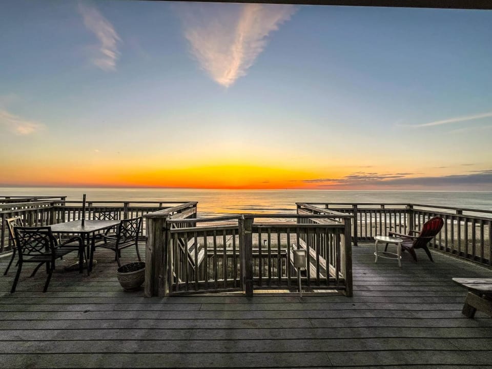 Ocean Song - 2 Bedroom Oceanfront Penthouse Condo in Kill Devil Hills, Spacious Layout House in Kill Devil Hills