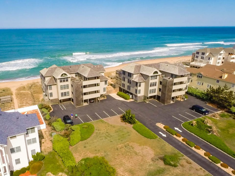 Ocean Song - 2 Bedroom Oceanfront Penthouse Condo in Kill Devil Hills, Spacious Layout House in Kill Devil Hills