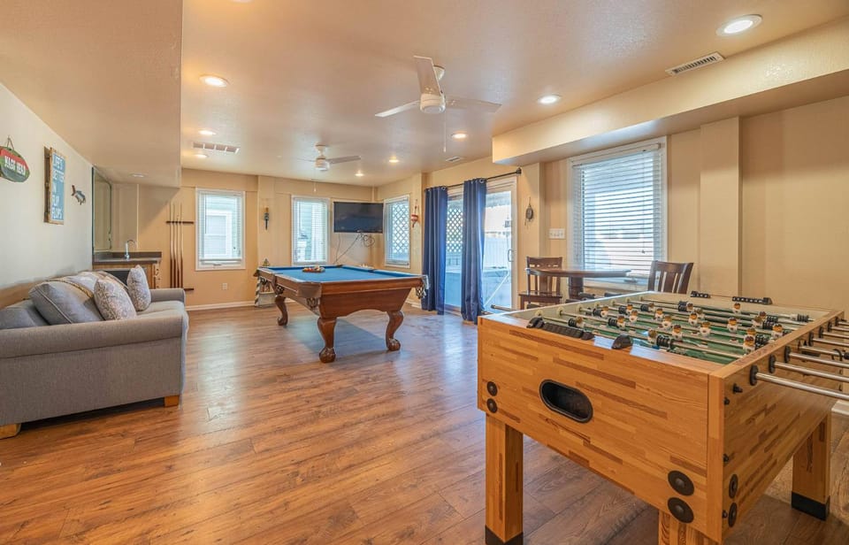 Shorenuff - Nags Head MP 11, Ocean View, Beach 200 Yds, Pool, Hot Tub, Pool Table, YR Flex Stays House in Nags Head
