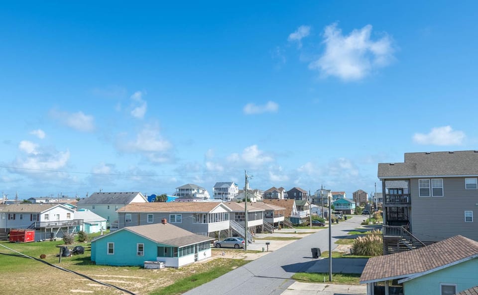 A Shore Thing - KDH MP 6, Oceanside, Beach Less than 300 Yds, Hot Tub, Pets OK, Flex Stays House in Kill Devil Hills