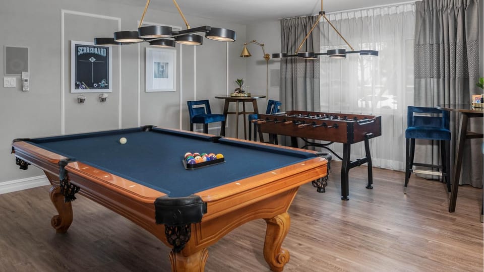 Billiard, Game Room, Library, Seating area, Evening entertainment