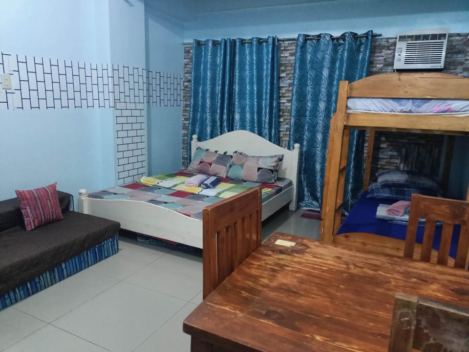 Vimelzu Mhavic Family Room Apartment in Paranaque