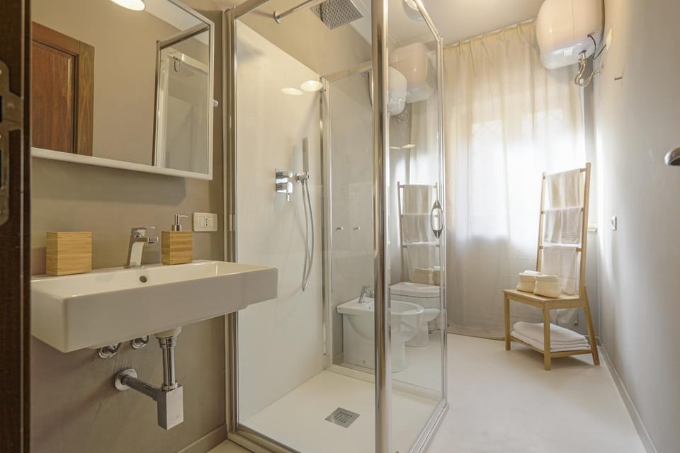 Shower, Toilet, Bathroom, towels