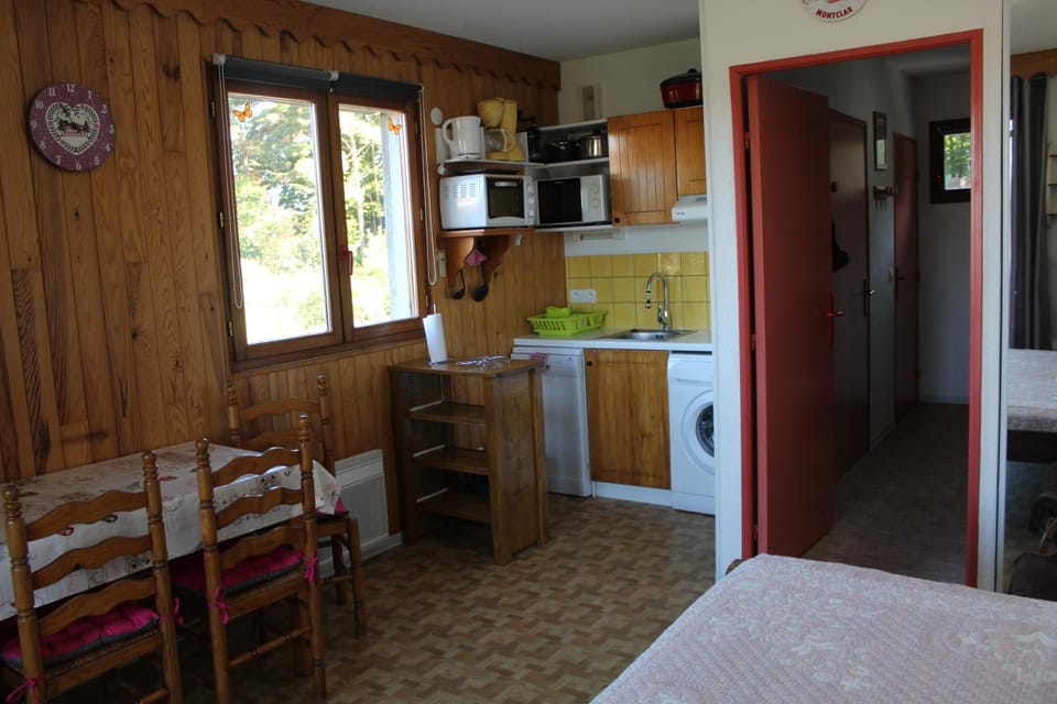 Kitchen or kitchenette, dishwasher, minibar, stove, washing machine