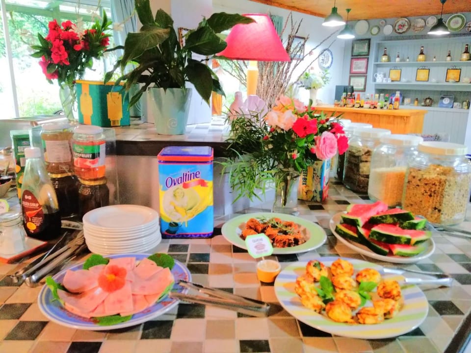 Restaurant/places to eat, Buffet breakfast