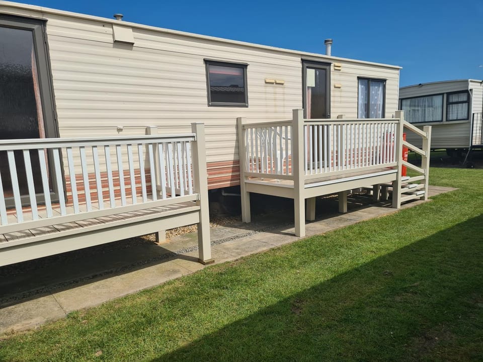 Property building, Patio, Facade/entrance