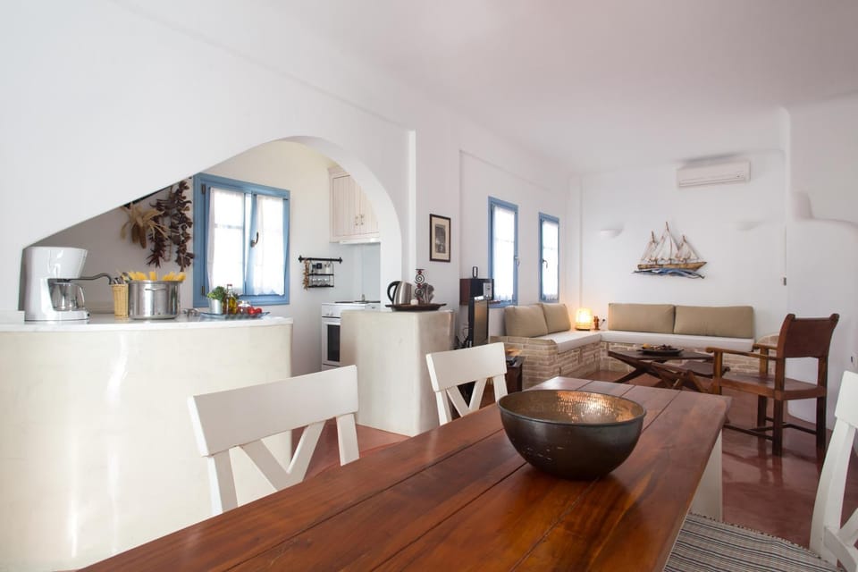 Kitchen or kitchenette, Seating area, Dining area