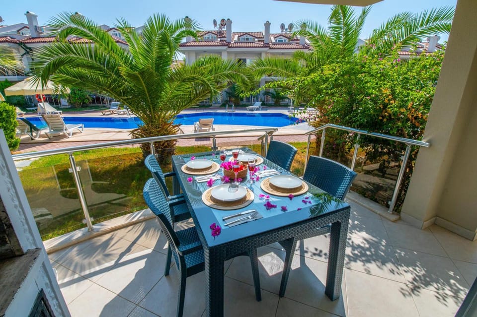 Property building, Balcony/Terrace, Dining area, Garden view, Pool view, sunbed