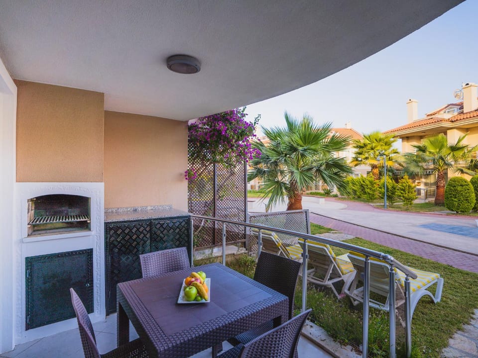 Property building, Garden, Balcony/Terrace, Dining area, Garden view