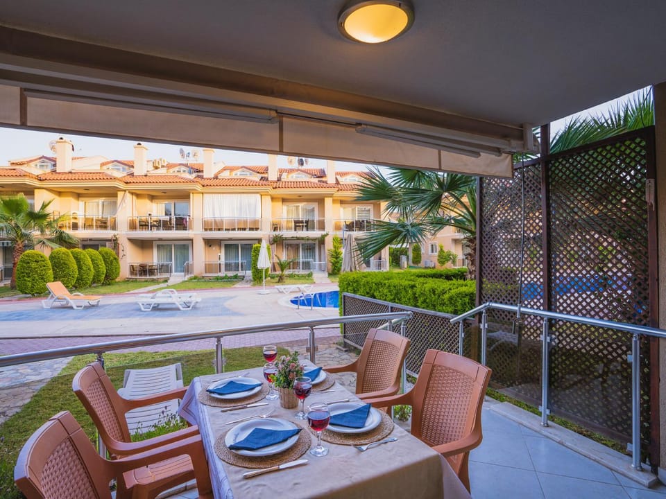 Property building, Balcony/Terrace, Living room, Dining area