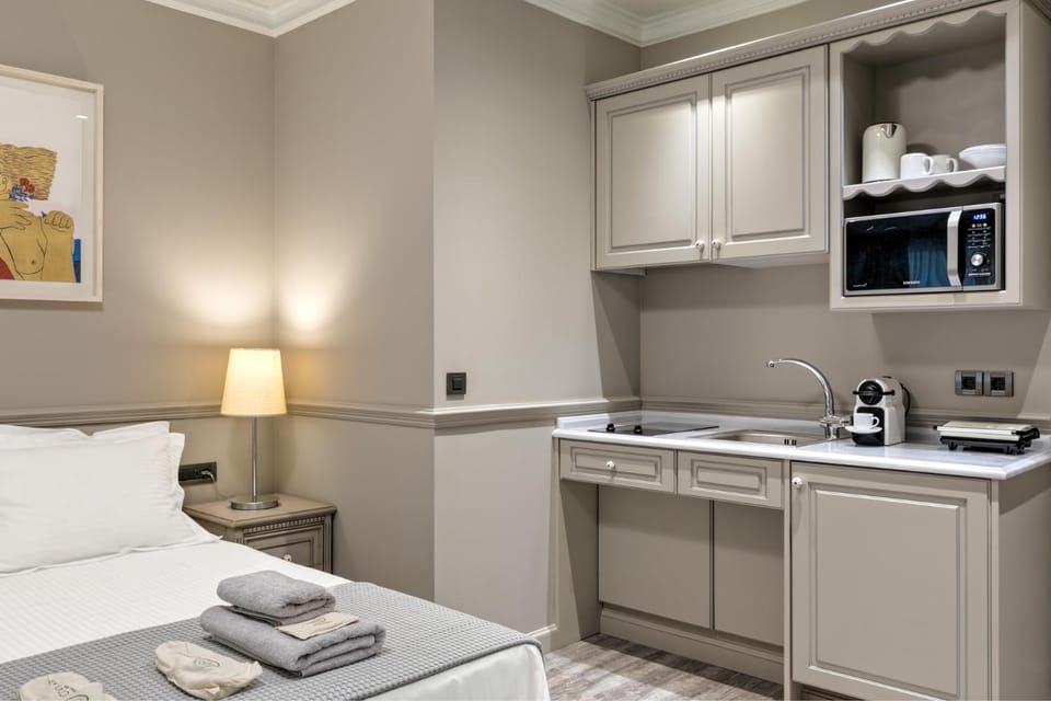 Coffee/tea facilities, Kitchen or kitchenette, stove