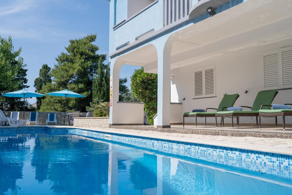 Property building, Patio, Day, Pool view, Swimming pool, sunbed