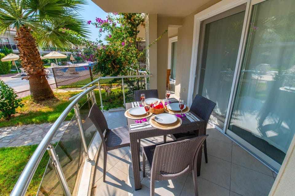 Property building, Garden, View (from property/room), Balcony/Terrace, Food and drinks, Garden view