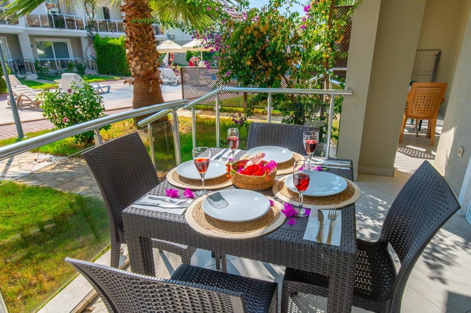 Property building, Garden, Balcony/Terrace, Garden view