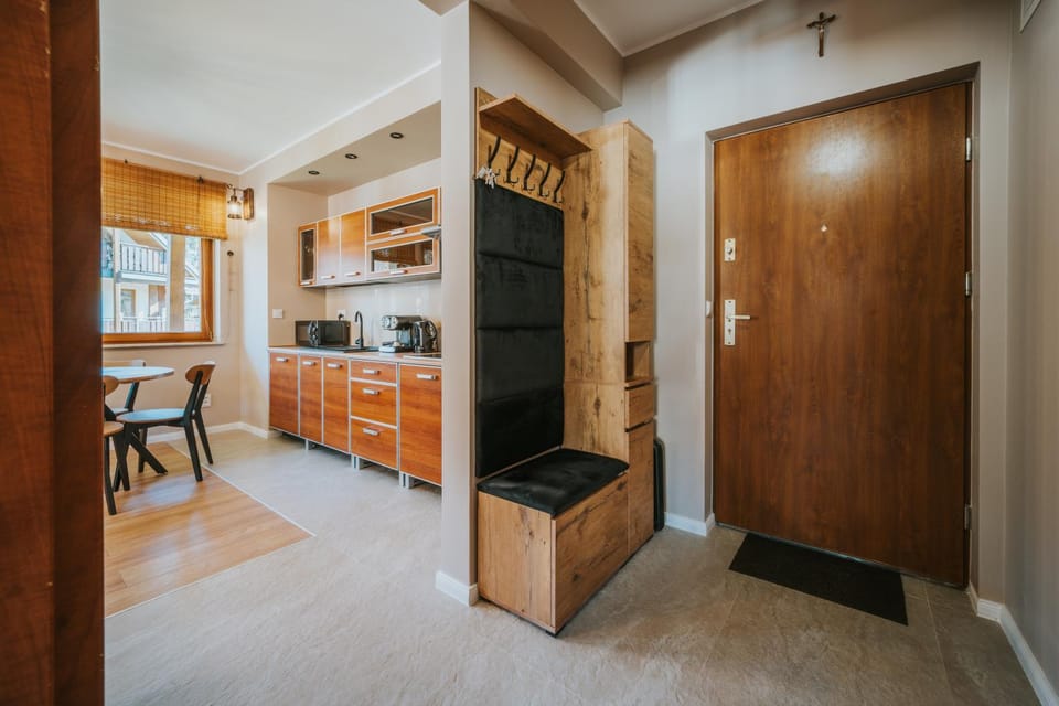 Kitchen or kitchenette, minibar, stove