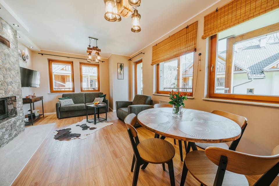 TV and multimedia, Kitchen or kitchenette, Living room, Seating area, Dining area