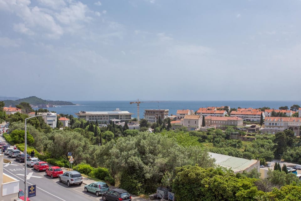 Sea view, Street view