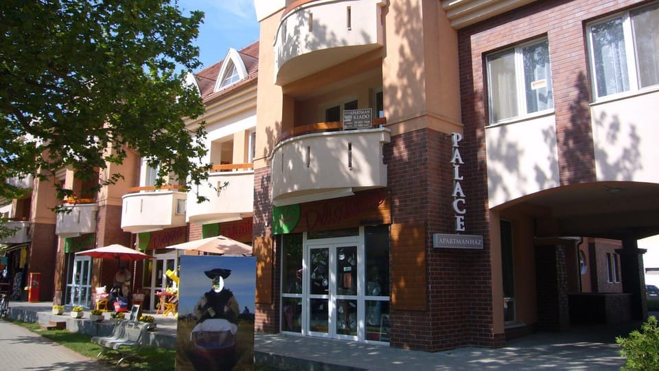 Facade/entrance, Balcony/Terrace