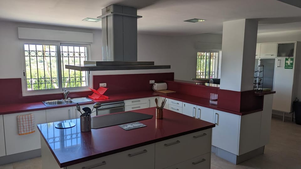 Kitchen or kitchenette, minibar, pet friendly, stove