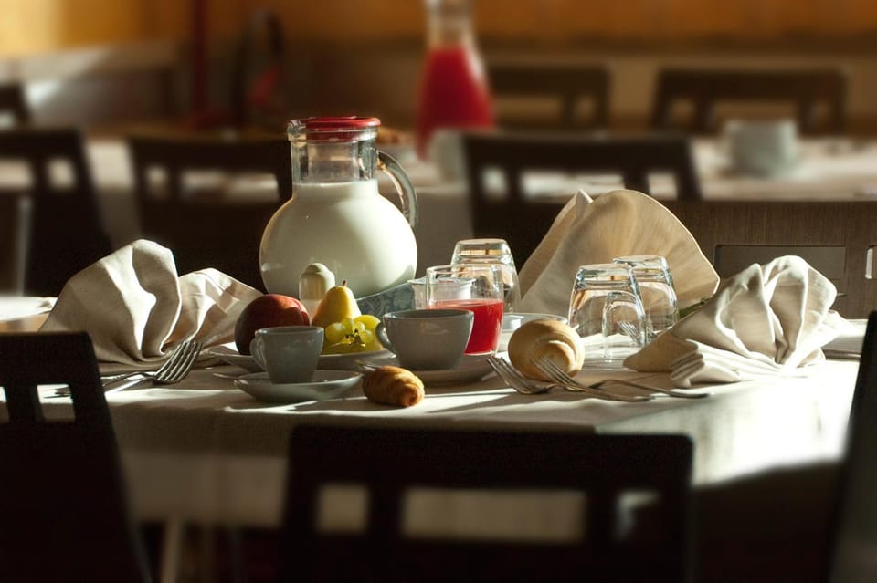 Restaurant/places to eat, Food close-up, Lounge or bar, Food and drinks, Food, Drinks, Alcoholic drinks, Non alcoholic drinks