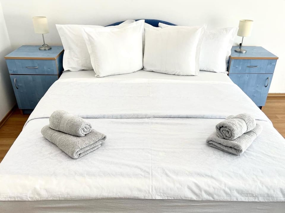 Bed, Photo of the whole room, Bedroom, towels