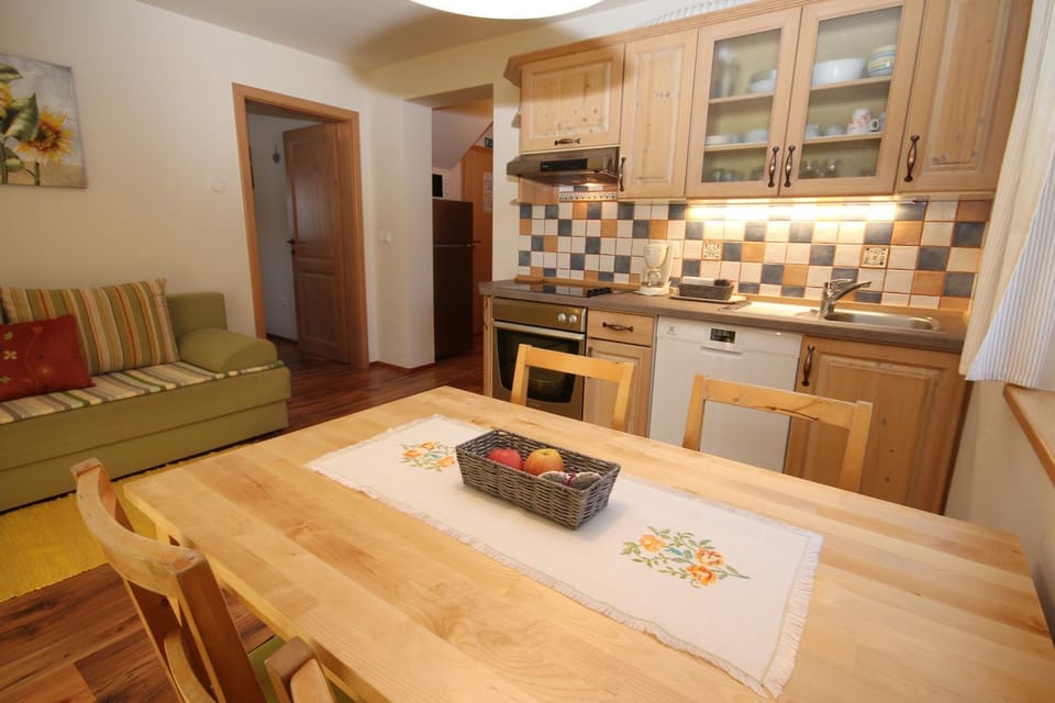 Kitchen or kitchenette, Living room, Seating area, Dining area