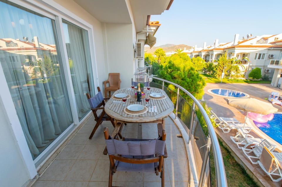 Balcony/Terrace, Seating area, Swimming pool