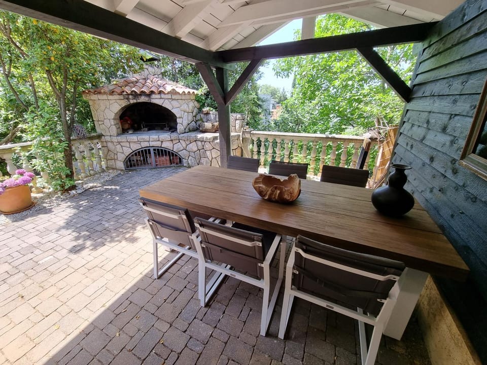 Patio, BBQ facilities