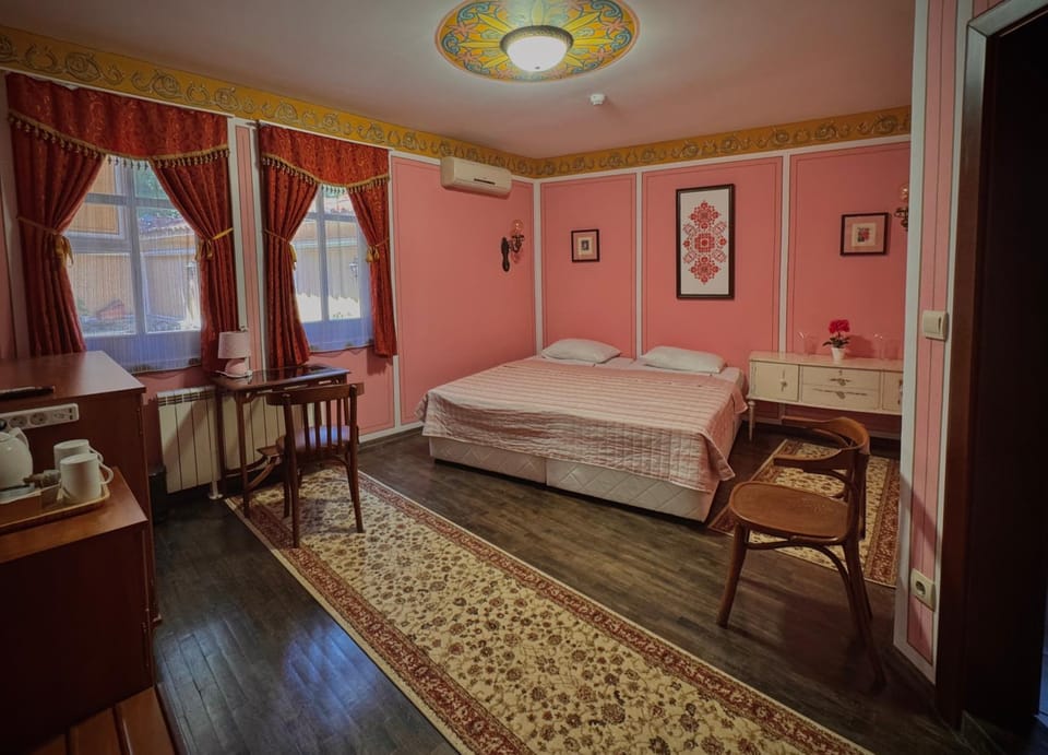 Bed, Photo of the whole room, Seating area, air conditioner