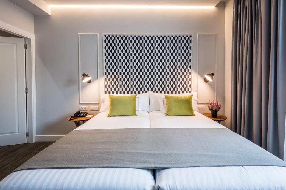 Bed, Photo of the whole room, Decorative detail, Bedroom