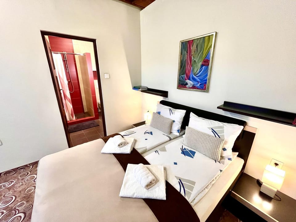 Bed, Bathroom, Bedroom, towels