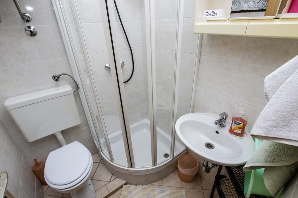 Shower, Toilet
