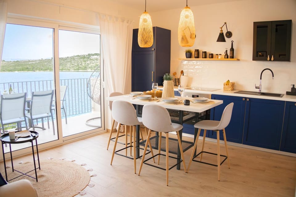Dining area, kitchen