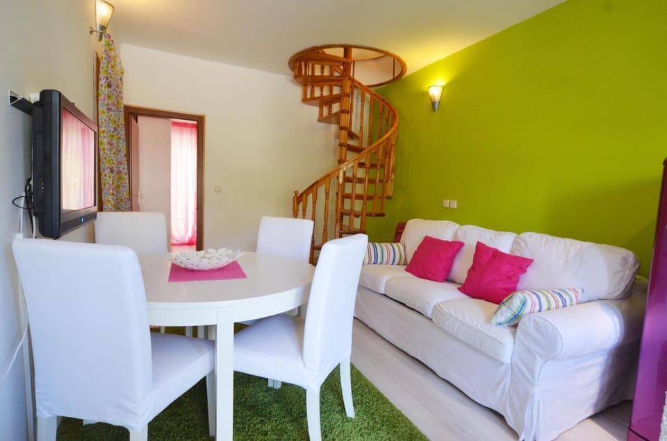 Kitchen or kitchenette, Seating area