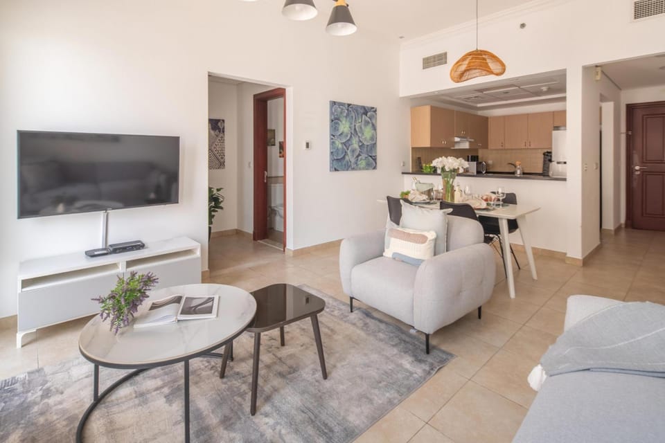 TV and multimedia, Kitchen or kitchenette, Living room, Seating area, Dining area