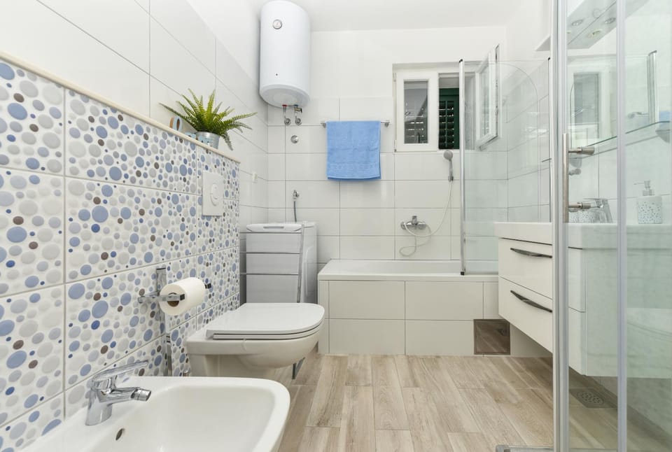 Shower, Toilet, Bathroom, Bath, bidet, towels