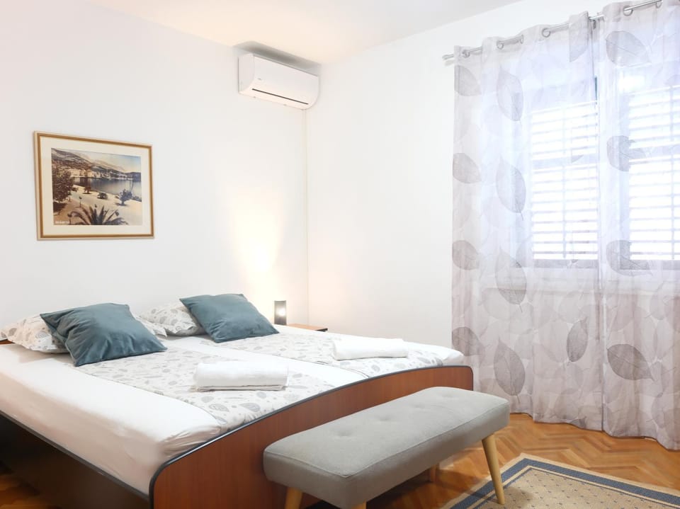 Bed, Bedroom, air conditioner