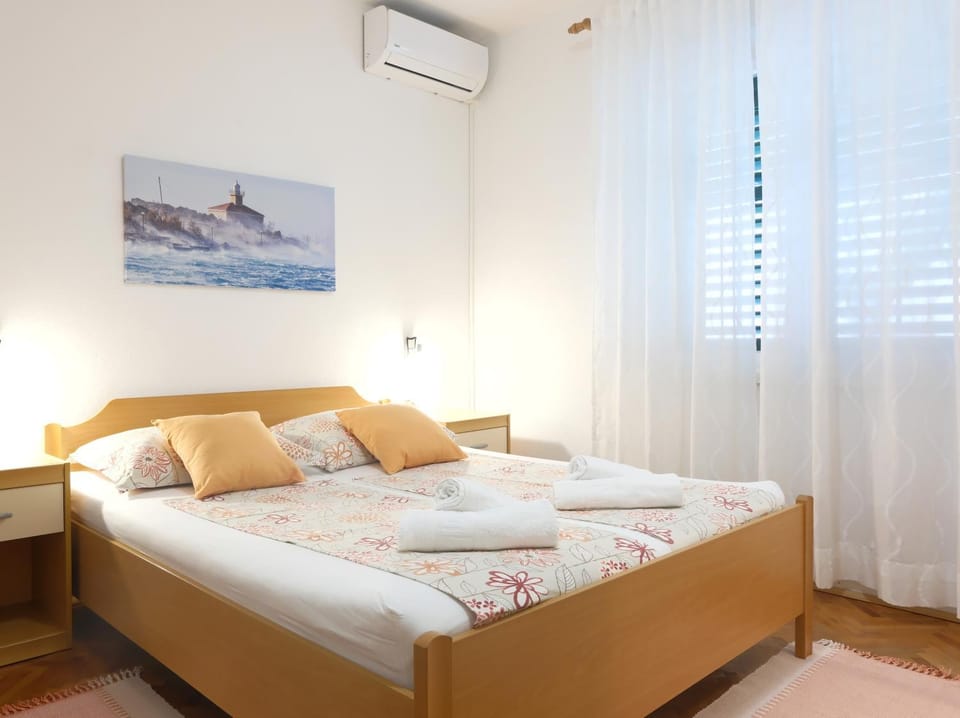 Bed, Bedroom, towels, air conditioner