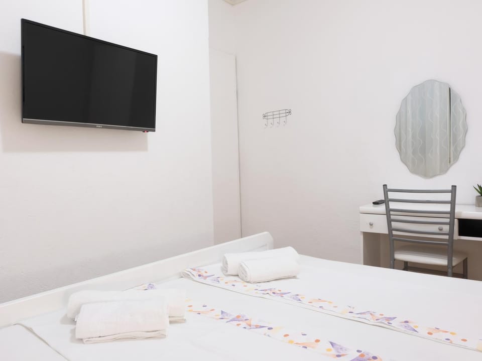 Bed, TV and multimedia, Bedroom
