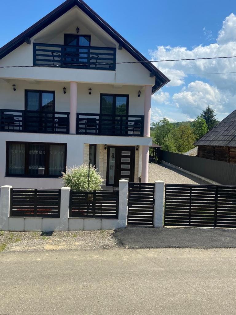Casa Bianca Oncesti Country House in Romania